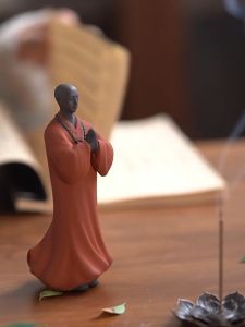 Tượng nhà sư tu sĩ đứng lễ phật cao 13cm chất liệu gốm tử sa hàng thủ công mỹ nghệ sắc nét