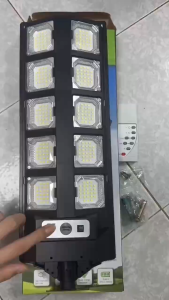 ไฟโซล่าเซลล์ 200000W ไฟถนนโซล่าเซลล์ Solar Light ระบบเซนเซอร์ สว่างขึ้นโดยอัตโนมัตตอนกลางคืน IP67 กันน้ำและกันฟ้าผ่