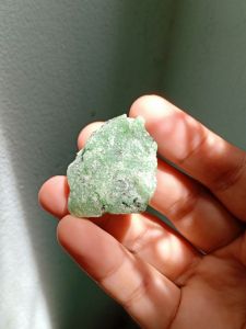 รูบี้ ซอยไซต์| Ruby Zoisite 💚💕 หินดิบ #Rz2 หินธรรมชาติ หินสีเขียว น้ำหนัก 17.7 g หินธรรมชาติ หินสะสม