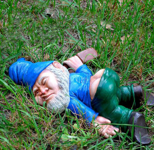 15CM Christmas Drunken Garden Gnome Funny Resin Statues for Home Decor  Whimsical Indoor Outdoor Ornaments EcoResin Weatherproof
