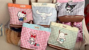 🌷 กลับมาอีกแล้วจ้าา กระเป๋า งานลิขสิทธิ์ ช่องใหญ่ มีซิปปิด สายยาวสะพายไหล่ได้ ผ้าโพลิเอสเตอร์ ลายปัก 3D ขนาด 32×36×13 cm