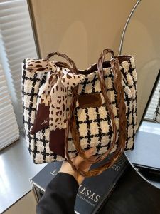 กระเป๋าถือผู้หญิงสไตล์เกาหลี กระเป๋าสะพายไหล่แบบมีซิป ความจุขนาดใหญ่ ลายสก็อต กระเป๋าสะพายข้างสำหรับเดินทาง กระเป๋าถือผ้าขนสัตว์