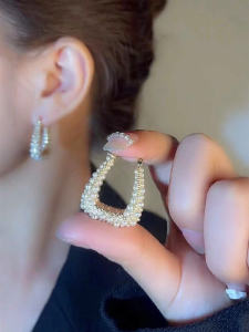 Fashionable Geometric Pearl Earrings for Women Vintage Hong Kong Style Cold Tone Elegant Decorative Jewelry Trendy Accessory