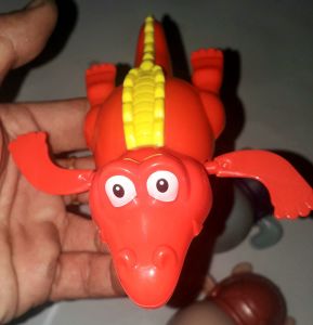 Một chú rùa hoặc cá sấu bơi lội lên dây cót cho bé trong hồ tắm bằng nhựa kích thước 10×8×6cm
