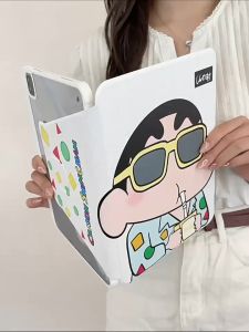 Sunglasses Crayon Shin chanเคสไอแพด เคสนี้เหมาะสำหรับ iPad หลายรุ่น ได้แก่ iPad Pro 11 (2018-2022) iPadAir3 Air 4 Air 5 และ iPad gen10 (2022) รวมถึงรุ่นอื่น ๆ เช่น Air 6 gen 7 8 9เป็นต้น มีช่องสำหรับใส่ปากกาและฟังก์ชันการหมุน 360 องศาค่ะ