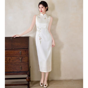 Elegant Embroidered White Cheongsam