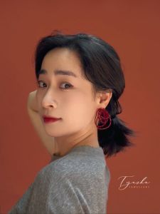 ต่างหูคริสตัลแดง TYUSHA ชุบทอง 14K ยาวสไตล์ย้อนยุค เครื่องประดับแฟชั่นสำหรับผู้หญิง ต่างหูรูปขนนกแบบยาว