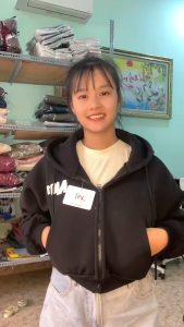 ÁO KHOÁC HOODIE NỈ NỮ CROPTOP IN CHỮ NỔI NOWA CÓ NÓN CHỐNG NẮNG