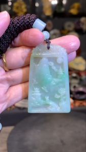 高山流水⛰️ 💯翡翠jade  仙山阁楼 玉牌吊坠  ⬆️这幅图寓意着隐逸、修身养性、追求自然与内心的平和，常用于象征长寿、智慧、逍遥自在等吉祥  玉牌高H: 5.5cm  宽W: 3.5cm  厚度Thickness: 0.5cm  重Weight: 28g  📍Johor Bahru 区可自行取货或邮寄服务