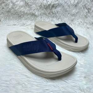Fitflop รองเท้าแตะสไตล์ลำลอง ผู้ชาย/ผู้หญิง วัสดุหนังเทียม สีดำ/ขาว ไซส์ EU:35-46