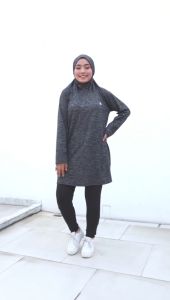 HITJAB - Tunik Hijab Set Olahraga Baju Senam Tennis Bersepeda Yoga Padel 9-0231\\n\\n Mengenal Tunik Hijab Olahraga\\n\\n Apa itu Tunik Hijab Olahraga?\\n\\nTunik Hijab Olahraga adalah pakaian olahraga yang dirancang khusus untuk wanita yang mengenakan hijab. Tunik ini memberikan kebebasan gerak dan kenyamanan saat berolahraga, sementara tetap mempertahankan penutupan tubuh sesuai dengan prinsip-prinsip hijab.\\n\\n Kelebihan Tunik Hijab Olahraga\\n\\nTunik Hijab Olahraga menawarkan beberapa keuntungan bagi penggunanya:\\n\\n- Kebebasan gerak: Tunik ini dirancang dengan cut yang pas dan fleksibel, sehingga memungkinkan gerakan yang leluasa saat berolahraga.\\n\\n- Nyaman: Bahan yang digunakan pada tunik ini menyerap keringat dengan baik, menjaga kulit tetap kering dan nyaman.\\n\\n- Modis: Tunik Hijab Olahraga tersedia dalam berbagai warna dan desain yang modis, sehingga dapat menambah gaya olahraga Anda.\\n\\n Memilih Ukuran Tunik Hijab Olahraga yang Tepat\\n\\n Cara Menentukan Ukuran yang Tepat\\n\\nUntuk menentukan ukuran yang tepat, Anda dapat mengukur lingkar dada Anda dan membandingkannya dengan ukuran yang disediakan oleh HITJAB.\\n\\n Variasi Ukuran Tunik Hijab Olahraga\\n\\nTunik Hijab Olahraga tersedia dalam berbagai ukuran, mulai dari L-XL hingga XXL-XXXL, sehingga dapat menyesuaikan dengan berbagai bentuk tubuh.\\n\\n Keunggulan Bahan Tunik Hijab Olahraga\\n\\n Spesifikasi Bahan Jersey Polyester\\n\\nBahan yang digunakan pada tunik ini adalah jersey polyester, yang merupakan bahan adem, nyaman, lentur, dan menyerap keringat dengan baik. Bahan ini tidak kalah dengan bahan baju olahraga merek terkenal.\\n\\n Kelebihan Bahan Jersey Polyester\\n\\nBahan jersey polyester memiliki beberapa keuntungan:\\n\\n- Adem: Bahan ini memiliki sifat adem, menjaga kulit tetap segar dan nyaman saat berolahraga.\\n\\n- Nyaman: Bahan ini lentur dan fleksibel, memungkinkan gerakan yang leluasa saat berolahraga.\\n\\n- Menyerap keringat: Bahan ini menyerap keringat dengan baik, menjaga kulit tetap kering dan nyaman.\\n\\n Mengenal Toko HITJAB\\n\\n Jaminan Barang Sesuai Foto\\n\\nHITJAB menjamin bahwa barang yang dikirimkan sesuai dengan foto yang ditampilkan. Tidak ada istilah kemiripan 80-90% seperti toko online lainnya.\\n\\n Harga Murah untuk Kualitas Terbaik\\n\\nHITJAB menawarkan harga murah untuk kualitas terbaik, sehingga Anda dapat membeli tunik hijab olahraga berkualitas tanpa harus mengeluarkan banyak uang.\\n\\n Pengiriman Cepat\\n\\nHITJAB menjamin pengiriman cepat, dengan pengiriman hari yang sama untuk pesanan yang masuk sebelum jam 12 siang.\\n\\n Stok Aman & Varian Produk Lengkap\\n\\nHITJAB memiliki stok aman dan varian produk yang lengkap, sehingga cocok untuk reseller dan dropshipper. Selain itu, penggunaan foto untuk tujuan komersial tanpa seijin HITJAB dilarang.\n}