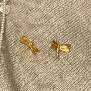 Elegant 18K Gold Small Dragonfly Ear Studs Womens Fashion Retro Simple Versatile Ear Jewelry National Style Luxury Sensation