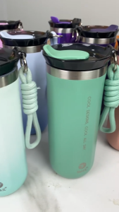 แก้วน้ำสแตนเลส เก็บอุณหภมูิ แก้วกาแฟ ขนาด600ml พร้อมเชือกหูหิ้ว กระบอกน้ํา แก้วเก็บความเย็น มีให้เลือก 9 สี ขวดน้ําพกพา แบบใหม่มีที่จับ หูหิ้ว