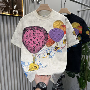 เสื้อยืดแขนสั้นผู้ชายพิมพ์ลายบอลองแก้วสีสันสดใสสไตล์อเมริกัน ทรงหลวม ระบายอากาศได้ดี ใส่ได้ทุกวัน ฤดูร้อน 2025