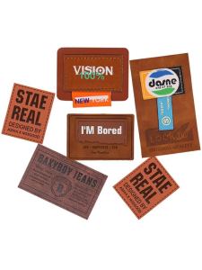 หนังสีน้ำตาลแฟชั่นเข้าคู่ง่ายแบรนด์แฟชั่นตัวอักษรหนังเครื่องหมายการค้าอุปกรณ์เสริมเสื้อผ้าตกแต่งโลโก้แพทช์โลโก้หนังขนาดเล็ก