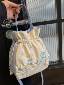 กระเป๋าผ้าใบปักลายนางฟ้าสไตล์ญี่ปุ่นใหม่ กระเป๋าสะพายข้างผู้หญิงแบบมีซิปปิด กระเป๋าสะพายไหล่สำหรับฤดูร้อนปี 2024