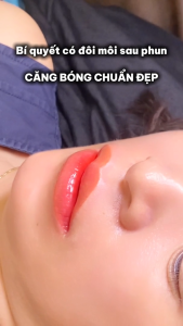 Tinh chất dưỡng lên màu môi sau phun xăm Vieskin Collagen GoldShine dưỡng màu sắc nét chuẩn tone siêu căng bóng và làm bền màu môi sau phun xăm.