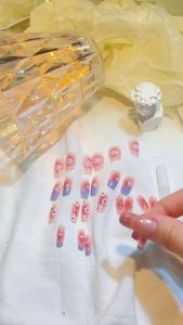 Manikur tiga dimensi sederhana dan menarik perhatian berwarna putih gradien lembut berbentuk hati fake nail kuku palsu + lem nail art