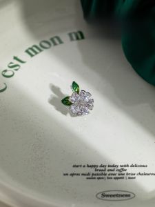 Elegant French Camellia Brooch Pin Womens Luxury Simple Match Alluring Floral Brooch Pin for Suit Cardigan Versatile Accessory