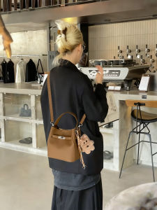 Trendy Bucket Handbag Womens Crossbody Bag Soft Leather Magnetic Buckle Closure Casual Style Single Shoulder Bag for Youth