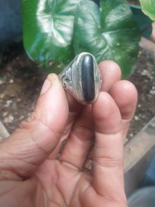 Batu akik Black oval sempur ada jarong blom full keluar 3warna (merahkuningbiru)