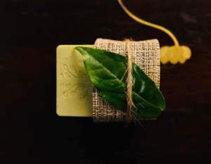 🎁 Tặng túi sợi Sisal - Sáp tắm Karose Karose (Tamanu gừng nghệ trà hoa vàng hoa cúc cổ tía tô) 110g