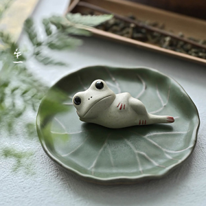 Zen Style Ceramic Lotus Leaf Small Frog Tea Pet Decoration Tea Ceremony Accessory Tabletop Ornament for Tea Room And Desk