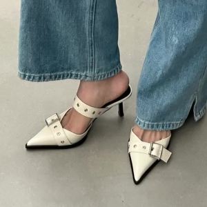 Giày Sandal Cao Gót Nữ Mùa Hè Mũi Nhọn Quai Cài Màu Bạc Gót Nhọn Đế Cao Su Chất Liệu PU.