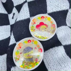 กระจกแต่งหน้า ฝาพับ เป็ดหน้าบึ้ง แบบมีกลิตเตอร์ ขนาดกระทัดรัด ด้านนึงเป็นกระจกธรรมดา อีกด้านนึงเป็นกระจกขยาย