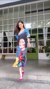 แมกซี่ตัวยาว ดีไซด์ทรง A Line  รุ่นนี้ใช้ผ้าไหมอิตาลี เนื้อบาง  ทิ้งทรงสวย ❤️ พิมพ์ลายทั้งด้านหน้าและด้านหลัง ด้วยลาย Madame สวย  ตัวแทนผู้กญิงยุคใหม่ เก่งและมีสเน่ห์ งาน Order  แบบ Hiend 👍🏻 สวยกรุบ  ** รุ่นนี้เปนแพตเทิร์นหลวมๆ ใส่สบายๆ ปล่อยชายผ้าสไลด์