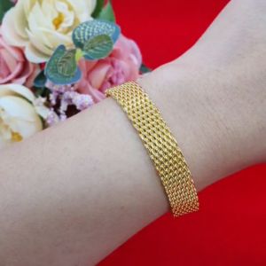 สร้อยข้อมือแพร ความยาว 7 นิ้ว สีทอง ชุบทอง ทองปลอม ใส่แทนของจริงได้  ใช้ได้ทุกโอกาส ใส่อาบน้ำได้ รูปถ่ายจากสินค้าจริง