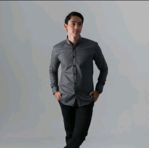 kemeja polos pria abu tua / kemej polos pria duwatuju.id / kemeja pria trendy / kemeja casual