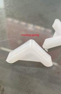 Chân nhựa chống trầy( V3 x 3cm) V lỗ đa năng .