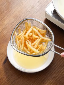 Large Stainless Steel Kitchen Sieve Chinese Style for Fried Dumplings Noodles Home Use Filter Net Soup Strainer Ramen Spoon