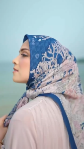 Hijab segi empat motif premium BS mermaid series mirror lasercut titik tiga dengan logo B bestseller