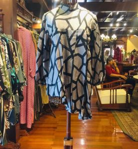 Sheeva Tunik Viscos by Dian Pelangi LIMITED EDITION Blouse Baju Atasan Kemeja Blus Outfit Casual Formal Kerja Kantor Pesta Pernikahan Kondangan Wanita Hijaber Cantik Anggun Modis Modern Elegan Mewah Model Korea Terbaru Motif Batik Abstrak Kekinian