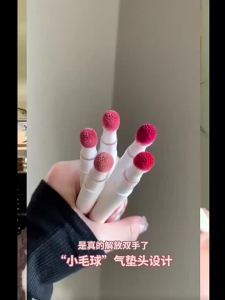 【店铺热销】奶欲小毛球气垫唇霜~哑光绒雾唇釉 自然持久防水不掉色女学生平价[hot sales in stores] milk lust small hairball air cushion Lip Cream~matte velvet mist Lip Glaze natural and durable waterproof and non fading female student parity