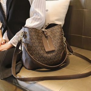 Fashionable Leather Bucket Bag Womens Crossbody Handbag Hong Kong Brand New 2024 Stylish Single Shoulder Soft Handle Bag