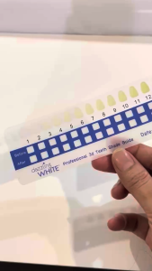 แผ่นเทียบสีฟัน Dazzling white  ใช้เทียบสีฟัน หลังจากทำการฟอกฟันด้วยน้ำยาฟอกฟัน