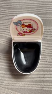 🌸GẠT TÀN DÁN STICKER KITTY TREO TƯỜNG CÓ NẮP ĐẬY