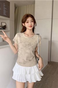 เสื้อยืดแขนสั้นสีดำ ทรงเข้ารูป สำหรับผู้หญิง ฤดูร้อน 2024 ดีไซน์ใหม่ เสื้อเชิ้ตกระชับสัดส่วน เสื้อผ้าทำงานสไตล์เกาหลี