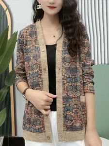 เสื้อคาร์ดิแกนถักแขนยาวถักสำหรับผู้หญิงวัยกลางคนและผู้สูงอายุ ฤดูใบไม้ร่วง 2023 ใหม่ ไซส์ใหญ่ ดีไซน์เรียบง่าย เสื้อคลุมกันหนาว