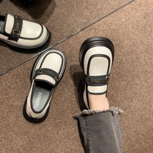 รองเท้าส้นแบนหัวมนแบบสวมหัวสไตล์อังกฤษย้อนยุคสำหรับผู้หญิง ฤดูใบไม้ร่วง 2024 รองเท้าส้นหนาแบบใหม่ รองเท้าส้นแบนสไตล์ญี่ปุ่น JK สำหรับเดินทาง