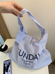 กระเป๋าผ้าใบลายทางพิมพ์ตัวอักษรสไตล์เกาหลีสำหรับผู้หญิงในช่วงฤดูร้อน กระเป๋าสะพายข้างแบบลำลองขนาดใหญ่ กระเป๋าถือทรงโต้รุ่ง