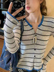 เสื้อสเวตเตอร์ถักลายทางสไตล์เกาหลี 2025 สำหรับผู้หญิง ดีไซน์เก๋ไก๋ ทรงเข้ารูป แขนยาว ปกติ ปกติ ปกติ ปกติ ปกติ