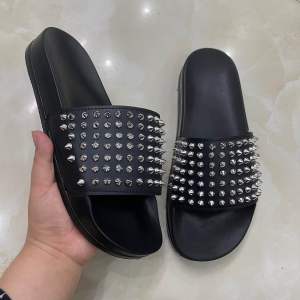 dép nam nữ quai ngang gắn đinh hot trend