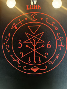 VIKAMA Lilith Seal Khăn Trải Bàn Chống Thấm Nước Màu Đen Và Đỏ Cho Bàn Thờ Phù Thủy Đen Tối Tarot Bói Toán Bí Ẩn Phong Cách Mỹ Trang Trí Nhà Cửa