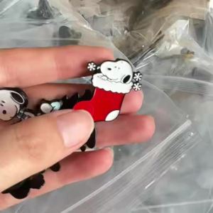 Takara Tomy | Bộ 4 Ghim Cài Men Hình Chó Con Hoạt Hình Giáng Sinh Kèm Mũ Ông Già Noel Trang Trí Balo Quà Tặng Sưu Tầm Cho Mọi Lứa Tuổi