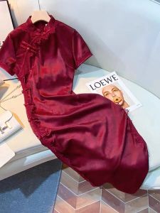 เจ้าสาว ชุดกี่เพ้า เดรส แขนสั้นสีแดงไวน์ สำหรับงานกลางคืน ชุดราตรี สไตล์วินเทจต่ํา ผ่าชาย โพลีเอสเตอร์ ผ้าสําหรับงานแต่งงานและงานเลี้ยง