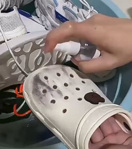 小白鞋清洗剂洗鞋子去污增白去黄擦鞋刷鞋多功能清洁膏专用神器White shoes cleaning agent to remove dirt and yellowing polish shoes and brush shoes multifunctional cleaning paste special artifact